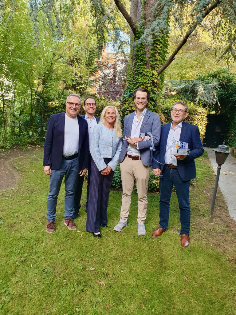 Notarization on October 16, 2026 in Hannover: Dr. Dirk Schäfer, Ralf Borchers, Susanne Hauck, Dr. Felix Carl Wiegandt and Dr. Gerhard Pohlmann with prototypes of the InhalPlus Bypass System