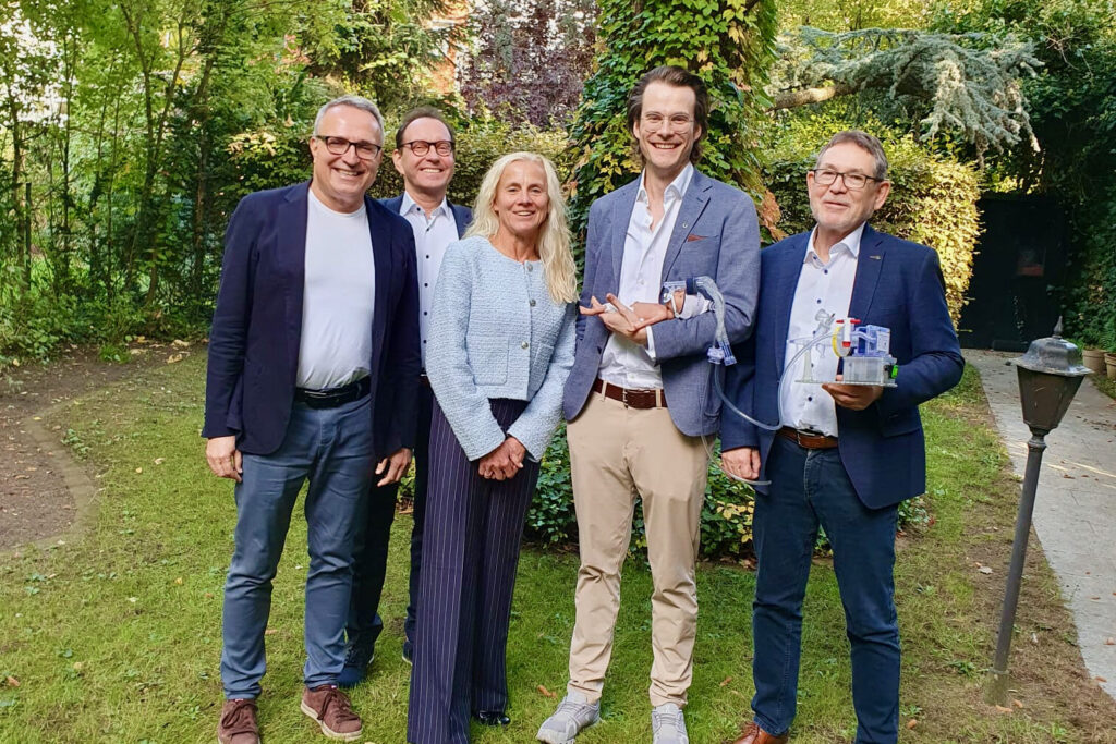 Notarization on October 16, 2026 in Hannover: Dr. Dirk Schäfer, Ralf Borchers, Susanne Hauck, Dr. Felix Carl Wiegandt and Dr. Gerhard Pohlmann with prototypes of the InhalPlus Bypass System